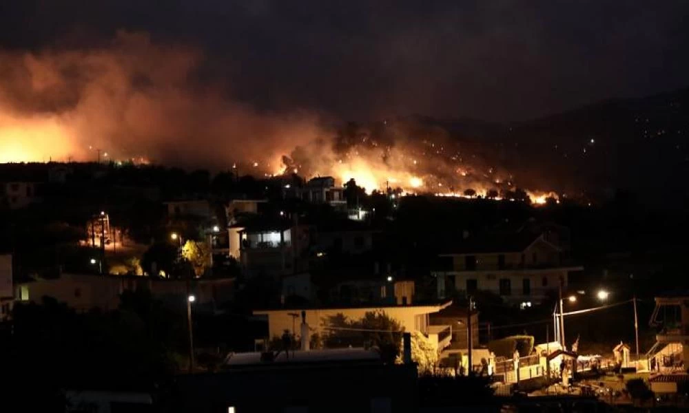 Φωτιά στην Κορινθία: Μάχη ολονύχτια με τη φωτιά σε πέντε μέτωπα